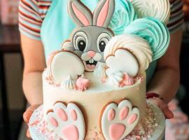 Сервировка стола и десерты для маленьких гостей